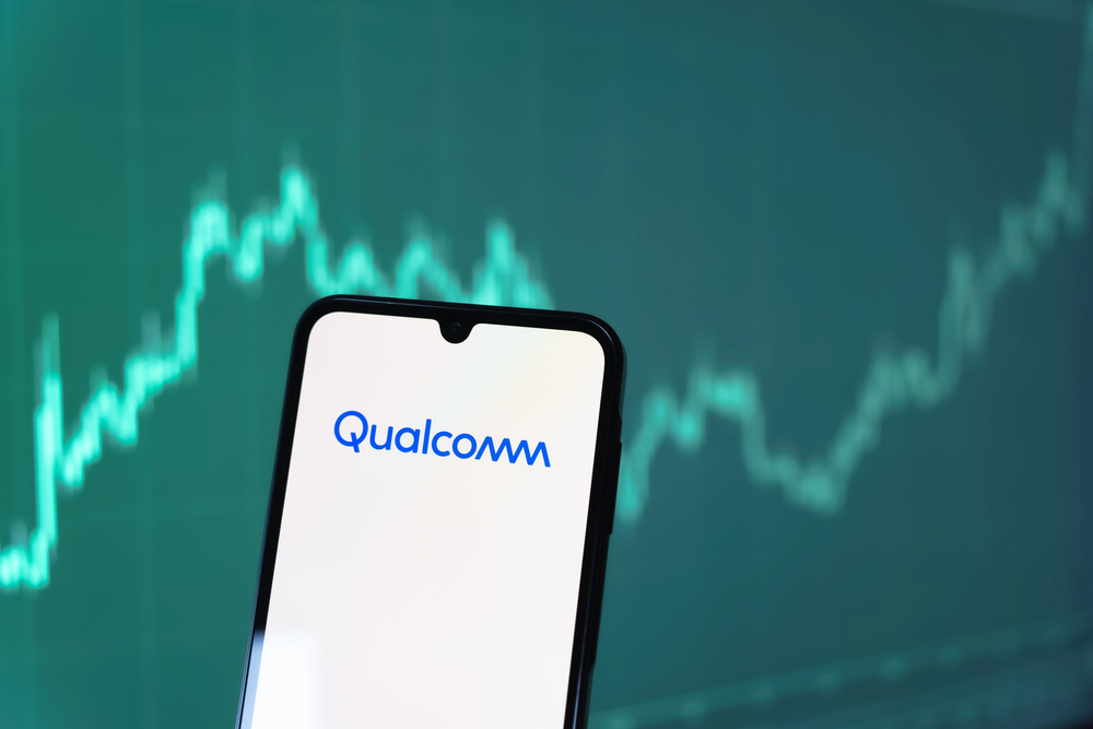 Prague, Czechia - 10 21 2024: Smartphone on surface showing Qualcomm logo. — Stock Editorial Photography