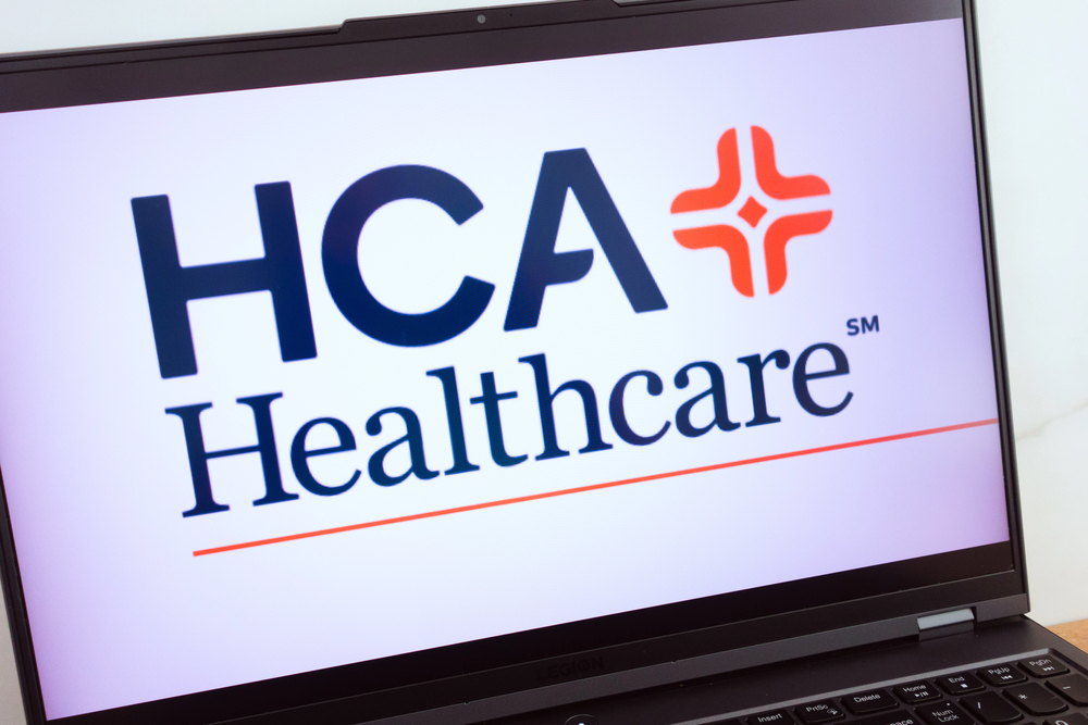 KONSKIE, POLAND - July 11, 2022: HCA Healthcare company logo displayed on laptop computer screen — Stock Editorial Photography