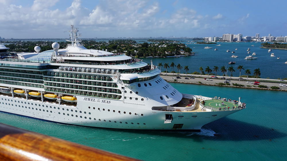 Miami, USA - April 29, 2022: Royal Caribbean Cruise Line Jewel Of The Seas ship at Miami, USA on April 29, 2022 — Stock Editorial Photography