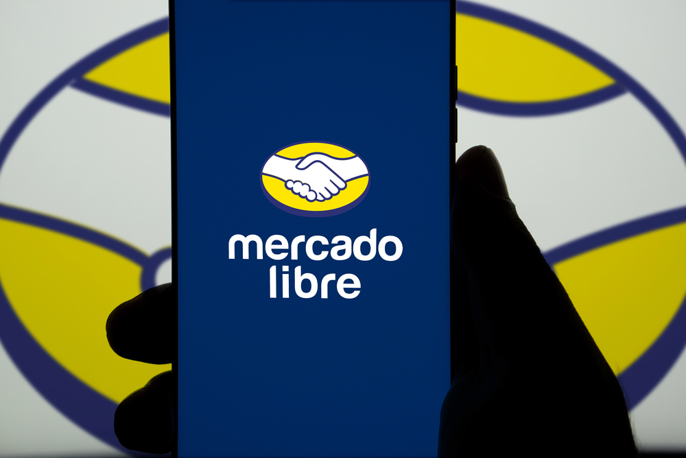 Dhaka, Bangladesh 30 Dec 2024:Mobile phone with logo of Argentine e-commerce company Mercado Libre Inc. on screen in front of business website. Focus on center of phone display. — Stock Editorial Photography