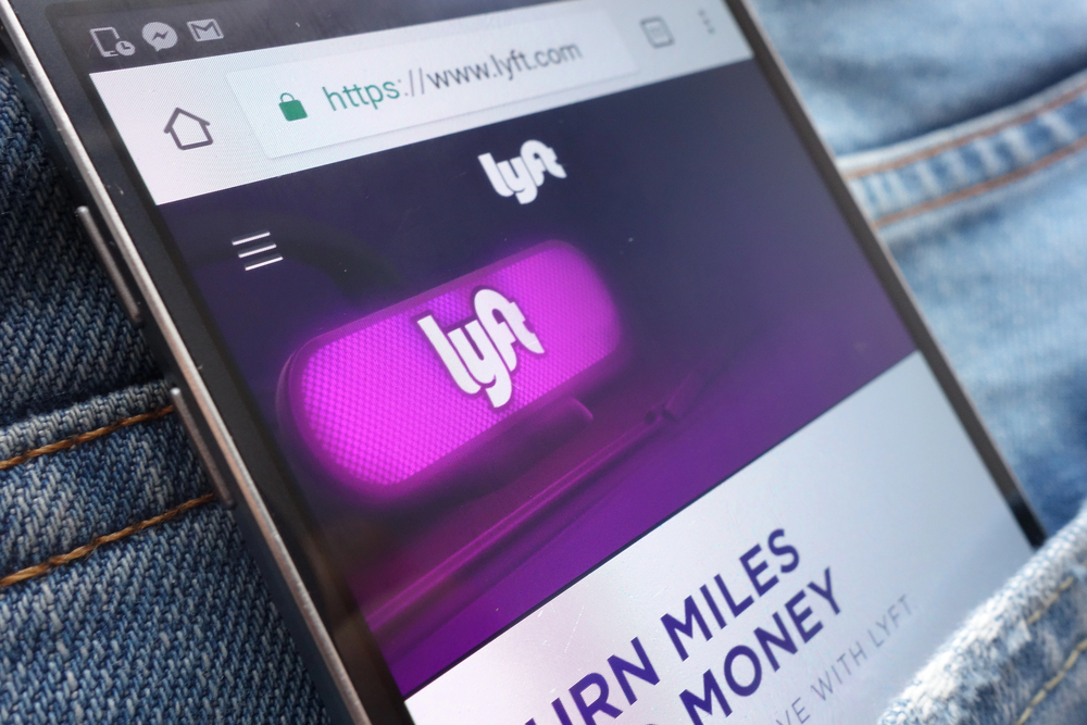 KONSKIE, POLAND - JUNE 02, 2018: Lyft website displayed on smartphone hidden in jeans pocket — Stock Editorial Photography