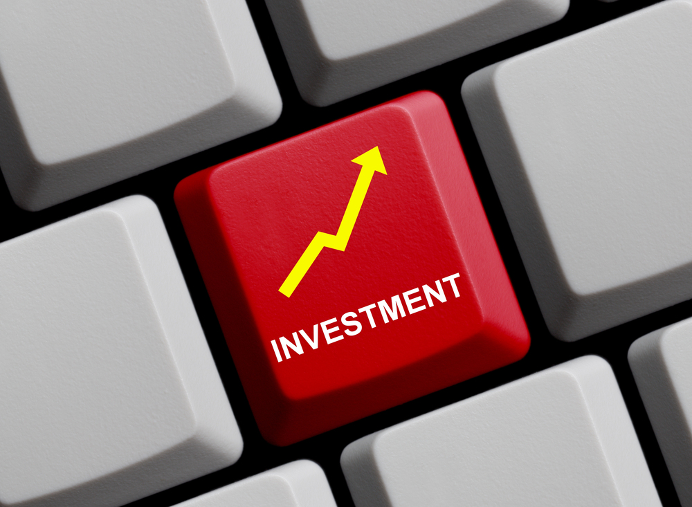 Investment online - Arrow on computer keyboard 3d illustration