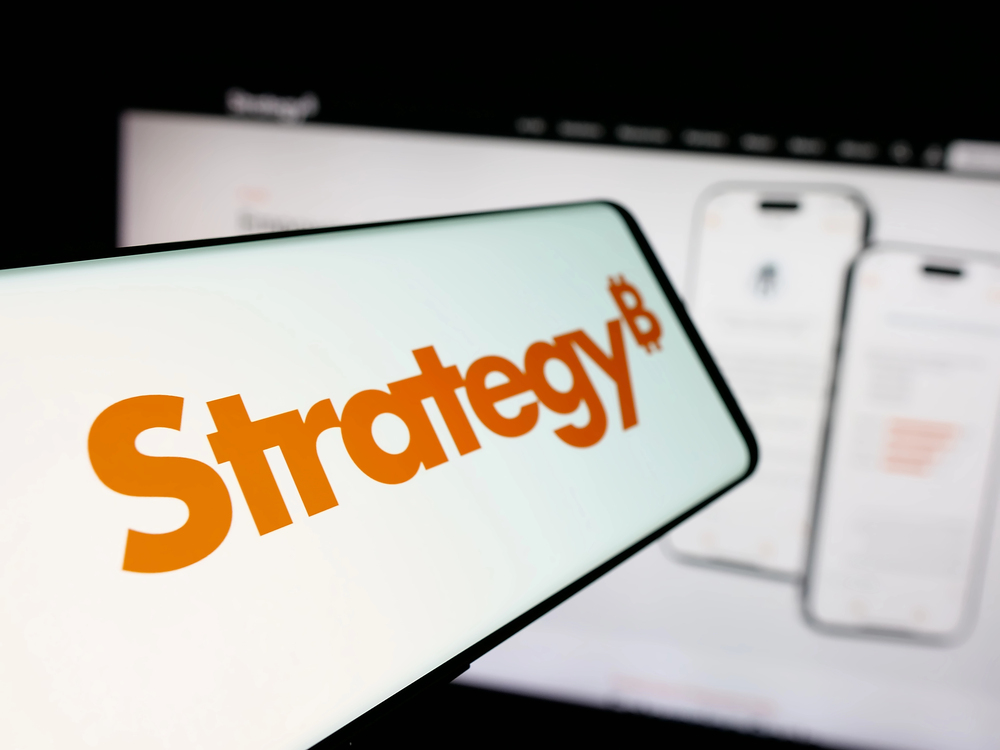 Stuttgart, Germany - 06-07-2025: Smartphone with logo of US company MicroStrategy Inc. on screen in front of website. Focus on center-left of phone display. — Stock Editorial Photography