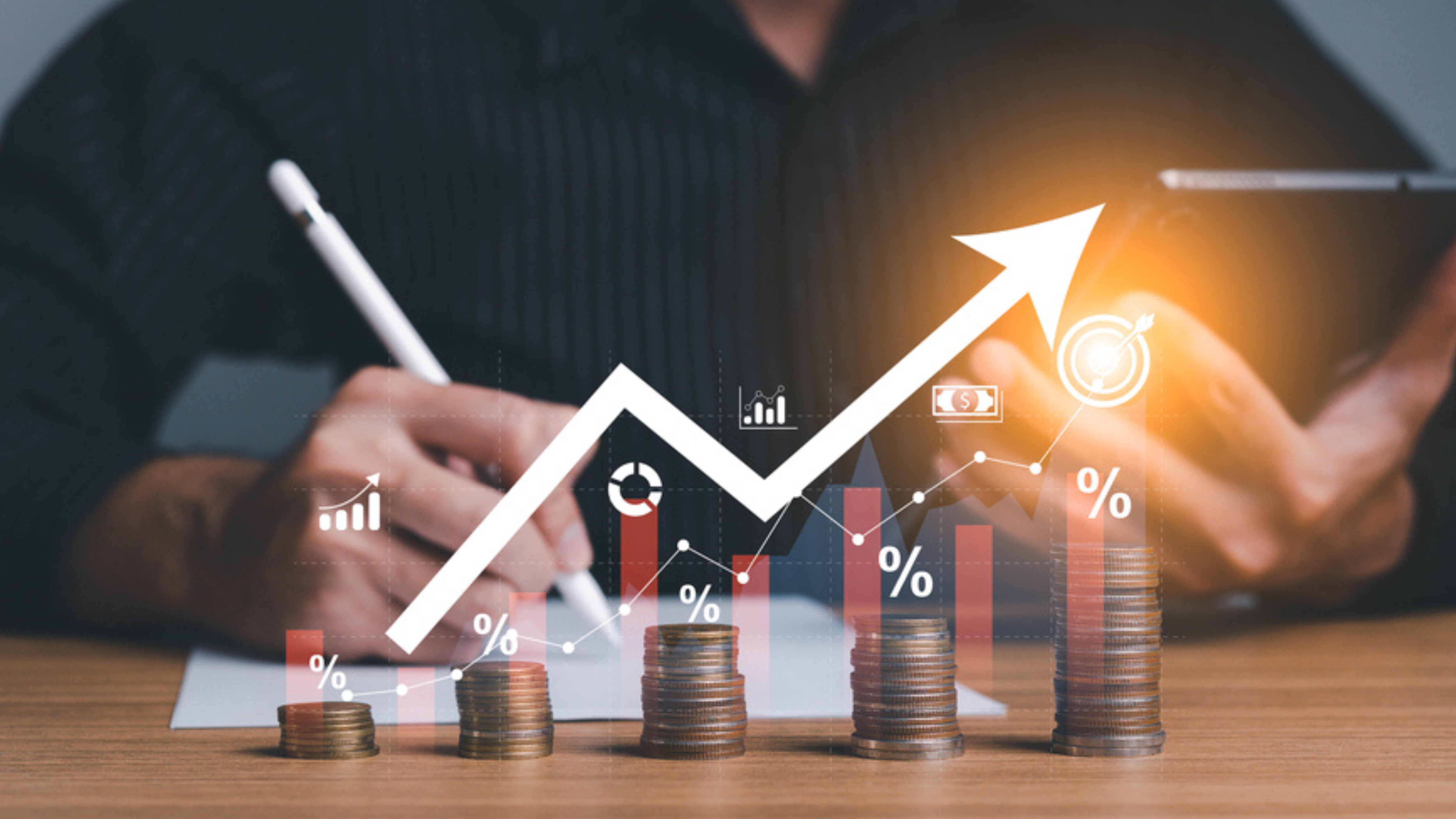 Interest rate and dividend concept, Businessman is calculating income and return on investment in percentage. income, return, retirement, compensation fund, investment, dividend tax, stock market — Photo