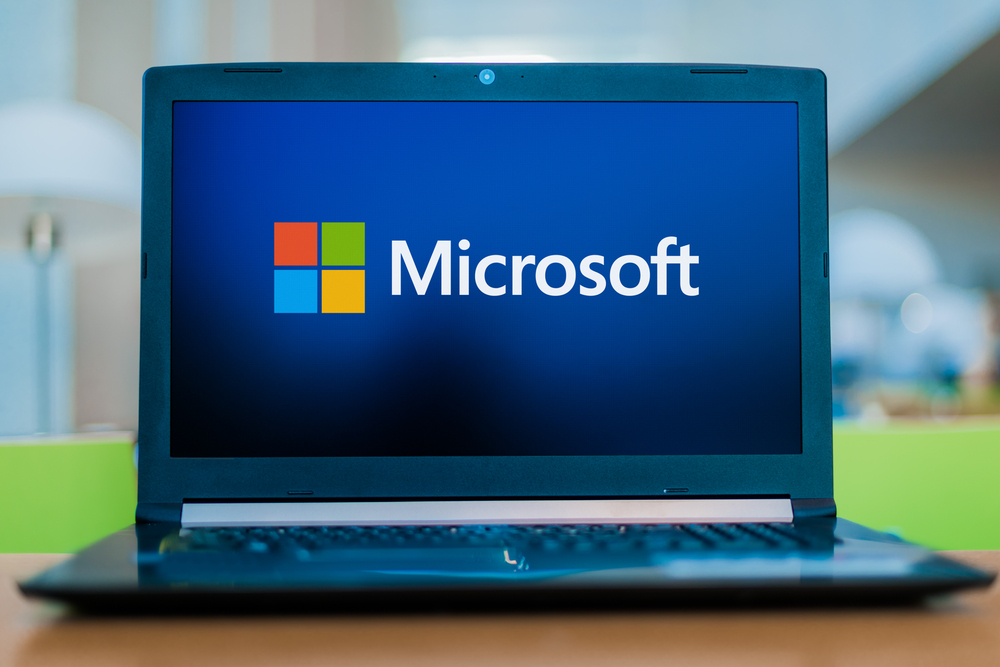 Laptop computer displaying logo of Microsoft — Stock Editorial Photography