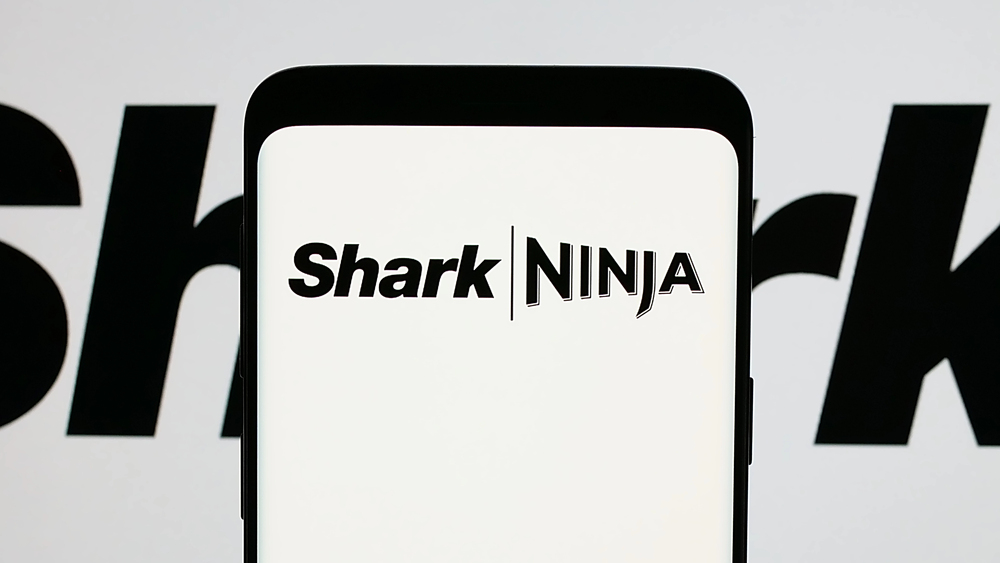Stuttgart, Germany - 01-08-2024: Mobile phone with logo of US technology company SharkNinja on screen. Focus on phone display. — Stock Editorial Photography