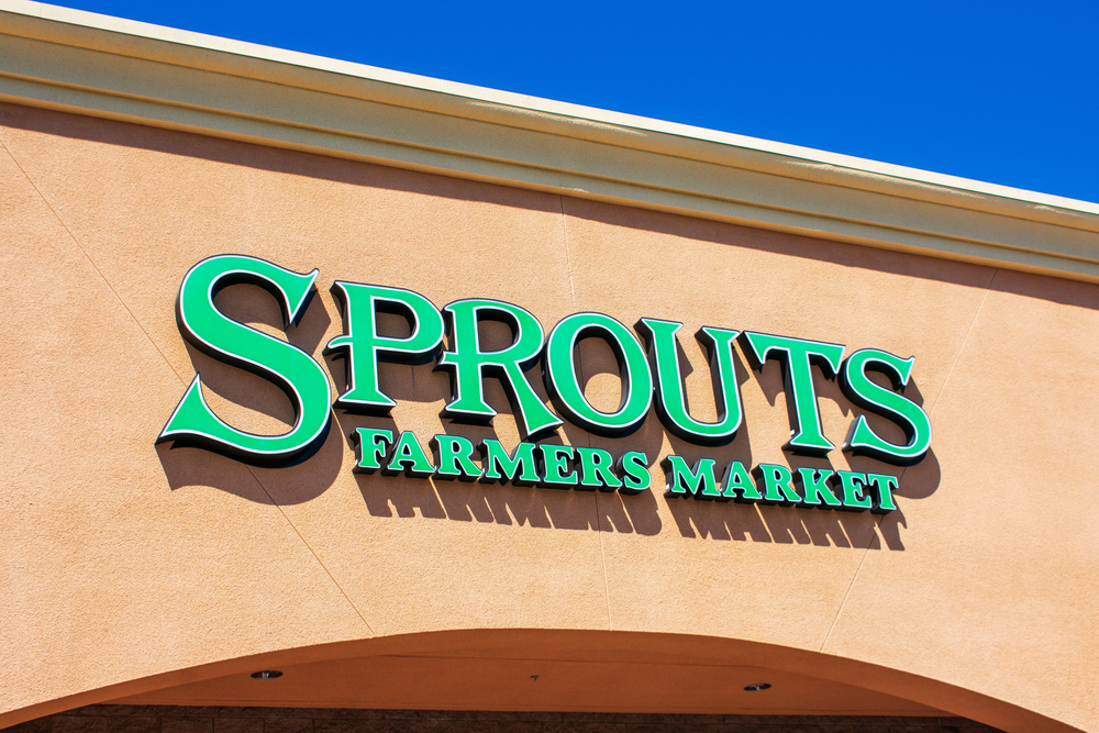 Sprouts Farmers Market sign on the retail grocery store location - San Jose California, USA - 2021 — Stock Editorial Photography