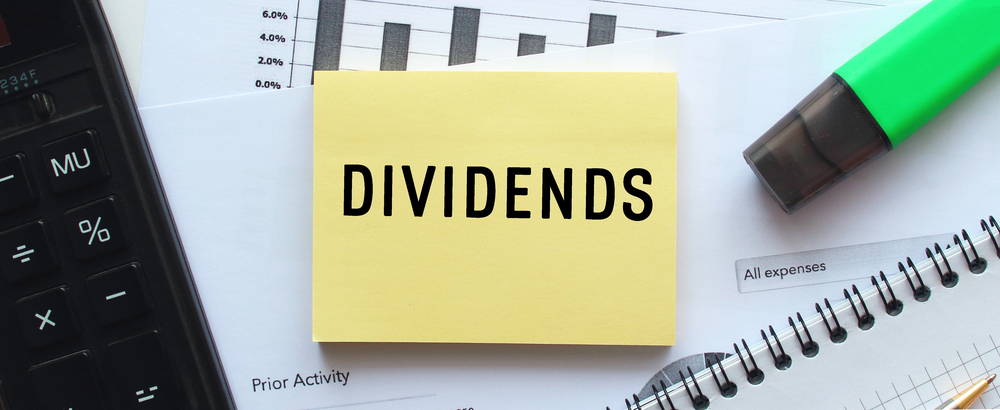 dividends text on stick note