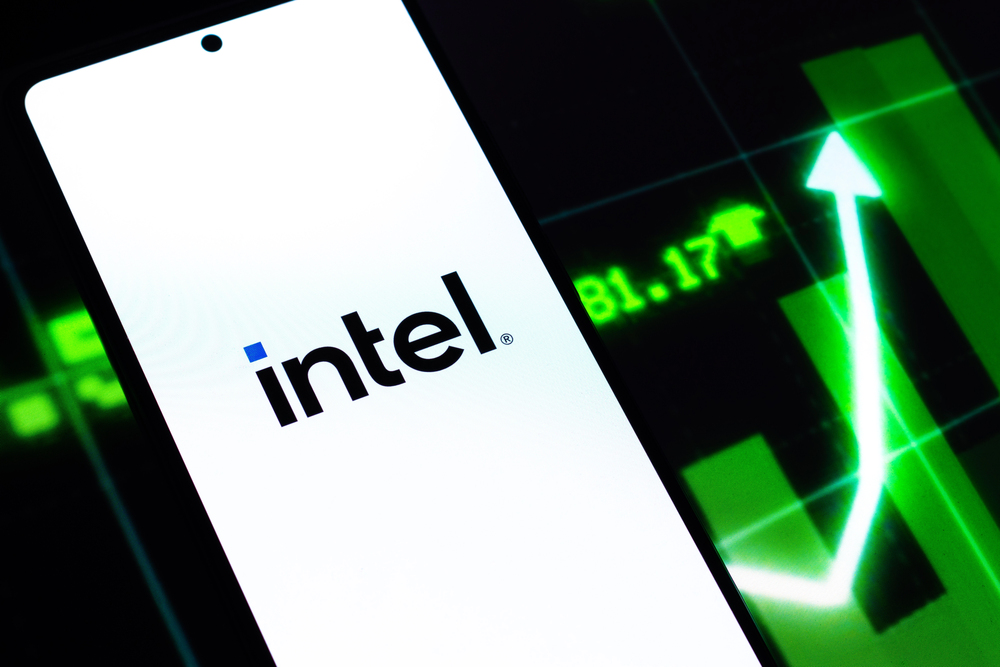 West Bangal, India - April 20, 2022 : Intel logo on phone screen stock image. — Stock Editorial Photography