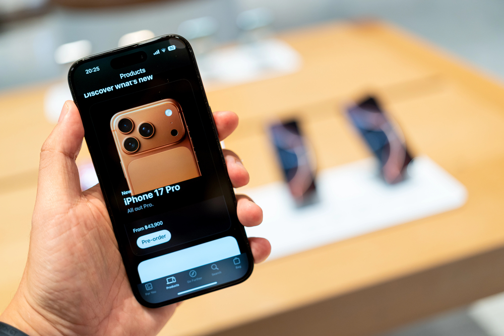 Hand Holding Smartphone Showing iPhone 17 Pro Pre-Order Screen at Apple Store. — Stock Editorial Photography