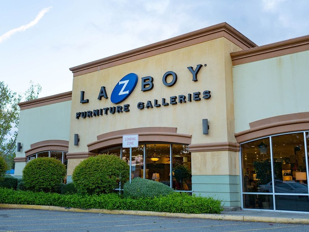 La-Z-Boy (NYSE: LZB) Stock Transforming into Dual Narrative Play 