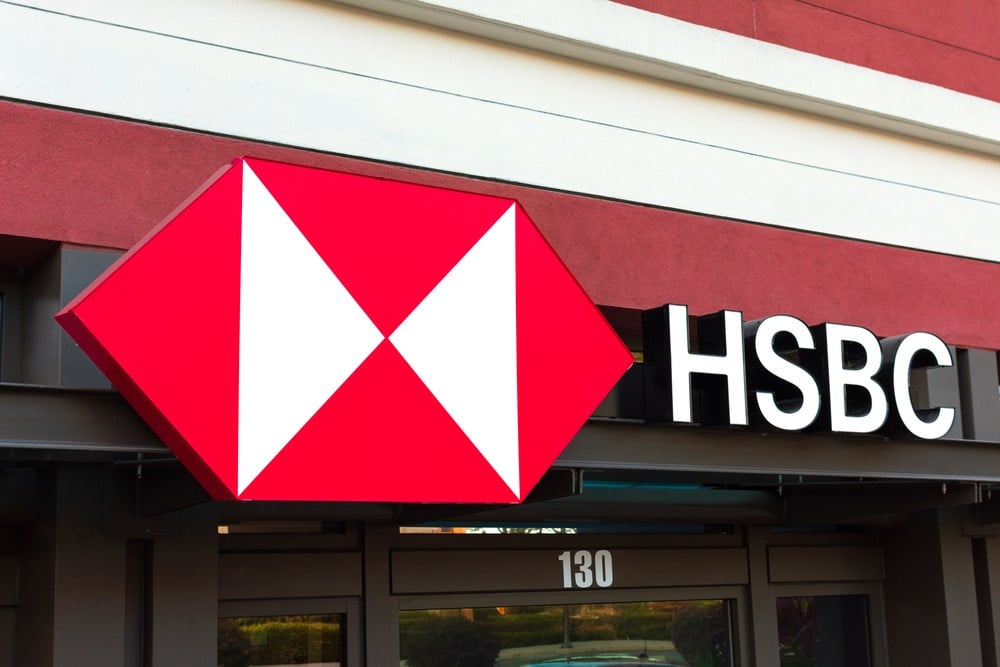 HSBC logo at a bank branch. HSBC Holdings plc is a British multinational investment bank and financial services holding company - Cupertino, California, USA - 2020