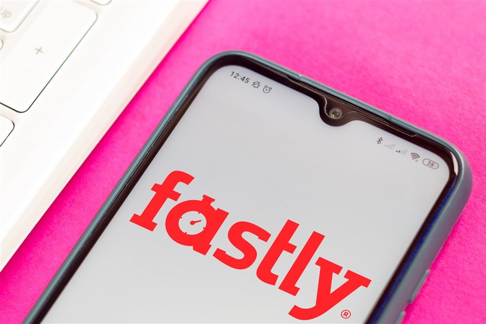 fastly logo displayed on smartphone on pink background