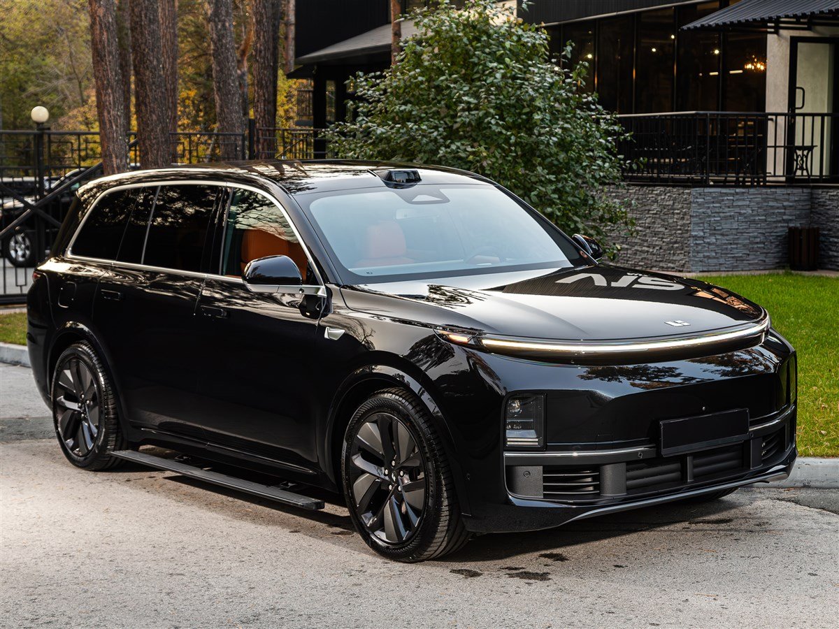 close-up image of black li auto SUV