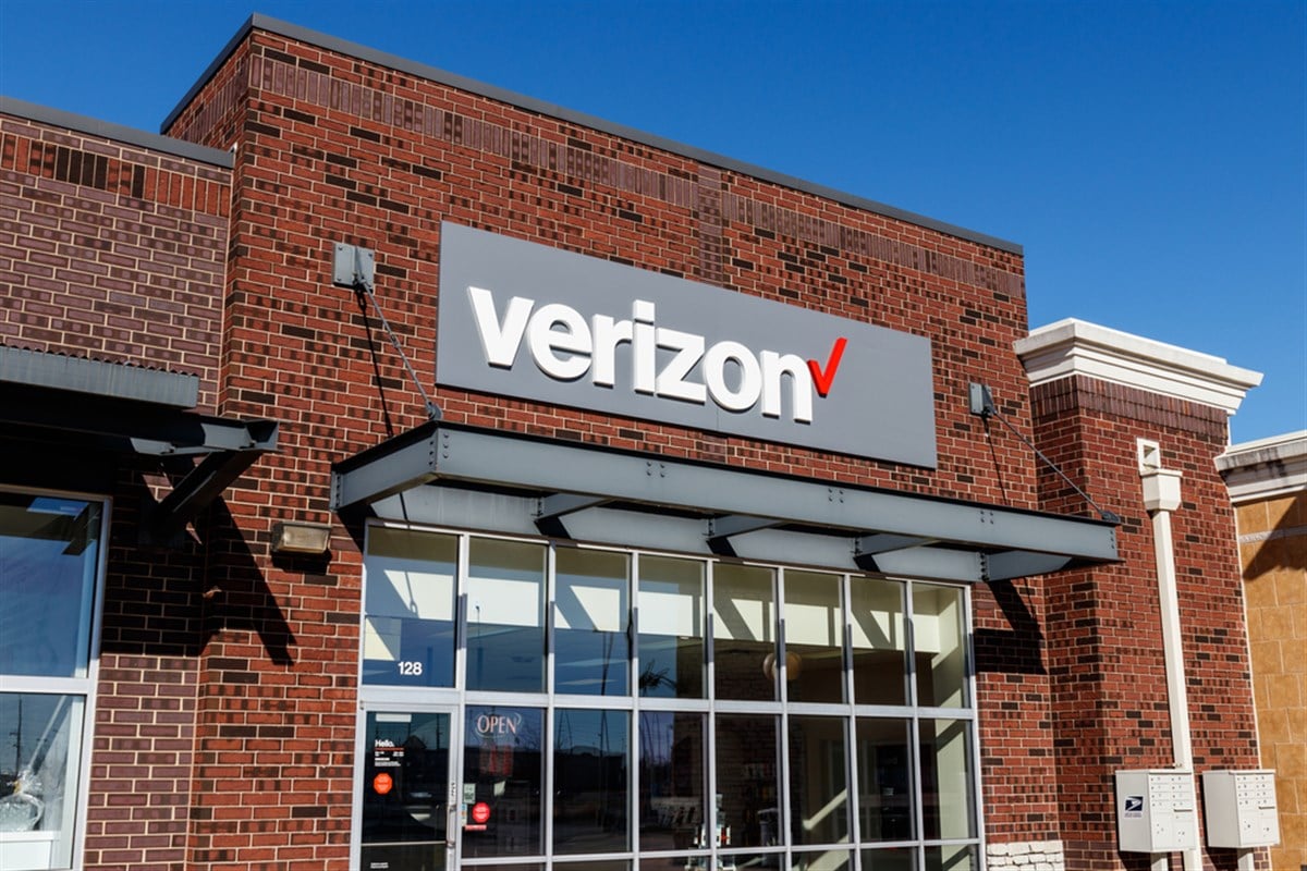 Verizon storefront; learn more about Verizon and AT&T