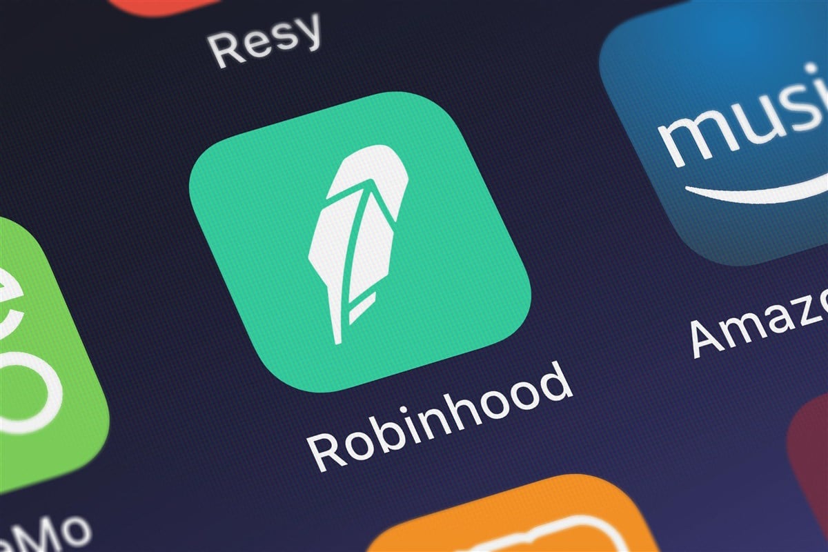 photo of robinhood app icon on mobile phone screen