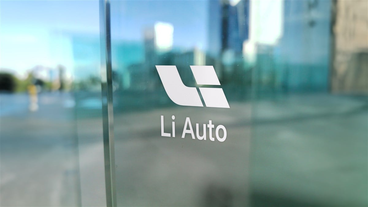 closeup photo of Li Auto logo on office window
