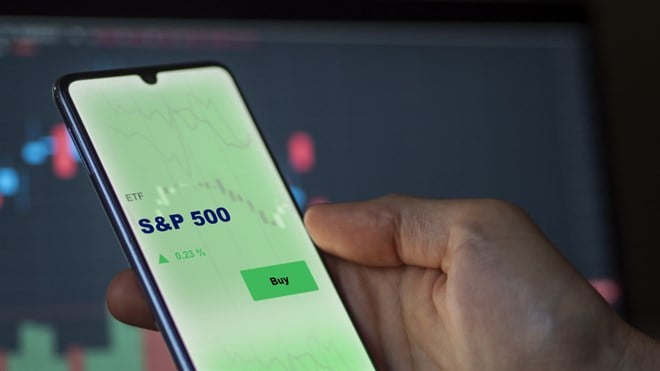 What is the S&P 500 index? Image of a phone with an investor looking at the S&P 500.