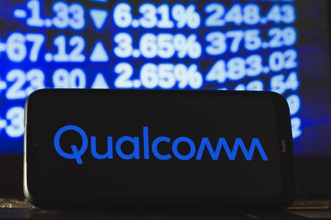 Qualcomm extends Apple, Samsung deals, stock up on AI growth