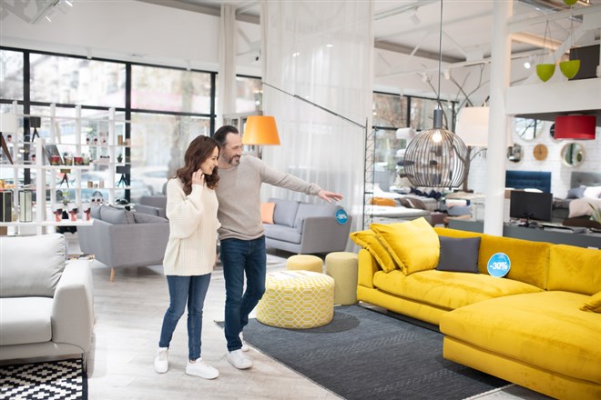 Couple Buying Furniture. 2 Top Furniture Stocks to Invest in Ahead of Interest Rate Cuts