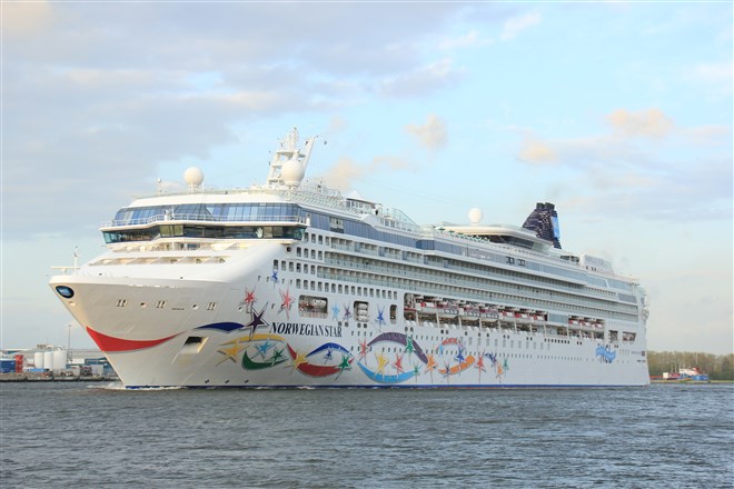 Photo of Norwegian Star cruise ship on the water