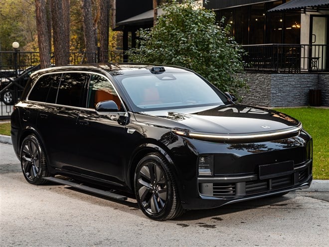 photo of black  Li L9 SUV in a parked setting