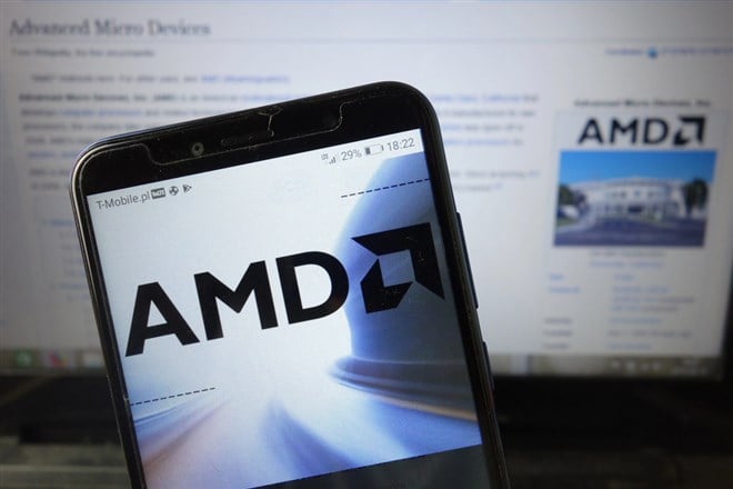KONSKIE, POLAND - August 18, 2019: Amd company logo on mobile phone — Stock Editorial Photography
