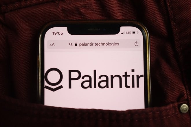 Palantir Tests Investors Patience, But May Still Pay Off Over Time 