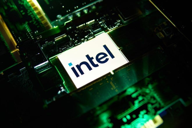 Analysts Advise to Buy (and Hold) Intel Stock